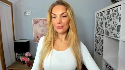 Snapshot of aullorasensual chatting on 12/22/24, 06:17 AulloraSensual online show from 12/22/24, 06:17