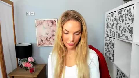 Snapshot of aullorasensual chatting on 12/22/24, 09:22 AulloraSensual online show from 12/22/24, 09:22