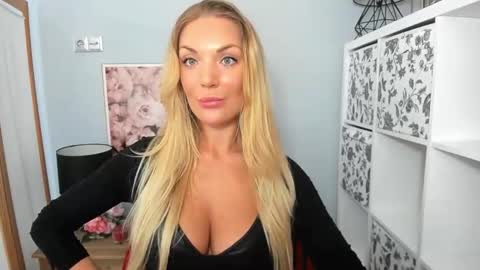 Snapshot of aullorasensual chatting on 01/19/25, 09:11 AulloraSensual online show from 01/19/25, 09:11