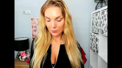 Snapshot of aullorasensual chatting on 02/05/25, 06:24 AulloraSensual online show from 02/05/25, 06:24