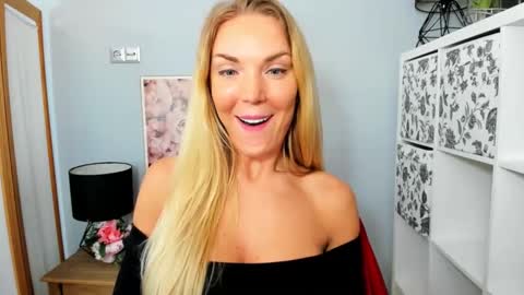 Snapshot of aullorasensual chatting on 02/06/25, 11:43 AulloraSensual online show from 02/06/25, 11:43