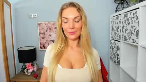 Snapshot of aullorasensual chatting on 02/09/25, 09:37 AulloraSensual online show from 02/09/25, 09:37