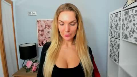 Snapshot of aullorasensual chatting on 02/14/25, 03:47 AulloraSensual online show from 02/14/25, 03:47