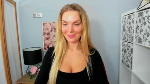 Snapshot of aullorasensual chatting on 02/14/25, 06:51 AulloraSensual online show from 02/14/25, 06:51