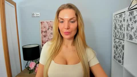 Snapshot of aullorasensual chatting on 02/15/25, 09:27 AulloraSensual online show from 02/15/25, 09:27