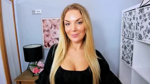 Snapshot of aullorasensual chatting on 02/16/25, 03:16 AulloraSensual online show from 02/16/25, 03:16