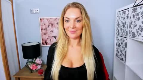 Snapshot of aullorasensual chatting on 02/16/25, 06:21 AulloraSensual online show from 02/16/25, 06:21