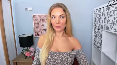 Snapshot of aullorasensual chatting on 02/19/25, 06:11 AulloraSensual online show from 02/19/25, 06:11