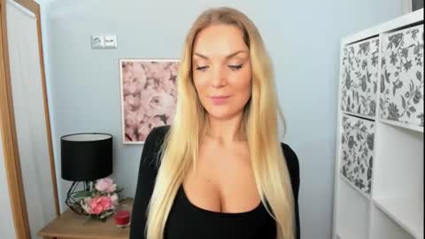 Snapshot of aullorasensual chatting on 02/21/25, 10:17 AulloraSensual online show from 02/21/25, 10:17