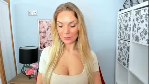 Snapshot of aullorasensual chatting on 02/24/25, 08:27 AulloraSensual online show from 02/24/25, 08:27