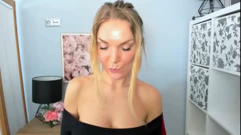 Snapshot of aullorasensual chatting on 02/24/25, 05:31 AulloraSensual online show from 02/24/25, 05:31