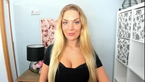 Snapshot of aullorasensual chatting on 02/28/25, 05:04 AulloraSensual online show from 02/28/25, 05:04