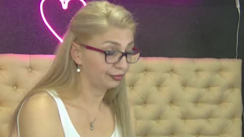 auramilff online show from 05/10/26, 02:00
