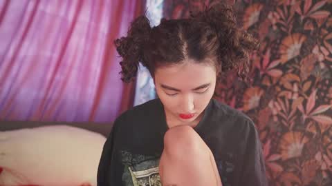 Nayeon online show from 12/22/24, 08:38