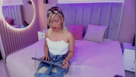 Snapshot of aurora_blonde chatting on 07/17/26, 09:19 aurora_blonde online show from 07/17/26, 09:19