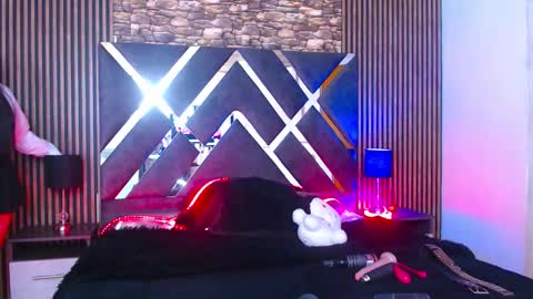 aurora_hs online show from 09/19/25, 03:19