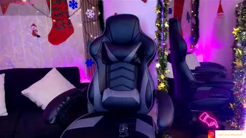 Snapshot of aurora_thomas chatting on 12/22/25, 04:42 Aurora online show from 12/22/25, 04:42