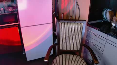 Snapshot of aurorablusssh_ chatting on 04/22/26, 12:02 Aurora Follow me online show from 04/22/26, 12:02