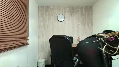 Snapshot of aurorabrow chatting on 11/12/25, 02:01 Ariana online show from 11/12/25, 02:01