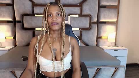 Snapshot of aurorabrow chatting on 11/24/25, 10:42 Ariana online show from 11/24/25, 10:42