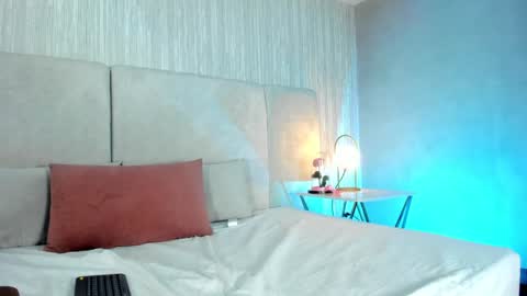 Snapshot of auroradurand chatting on 12/12/24, 11:58 ...  ... online show from 12/12/24, 11:58