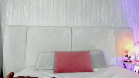 Snapshot of auroradurand chatting on 12/22/24, 04:06 ...  ... online show from 12/22/24, 04:06