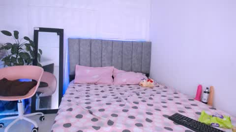 INSTAGRAM AURORA MCRY online show from 10/31/25, 06:14