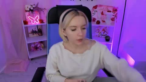 aurorawrenfield online show from 11/12/25, 04:13