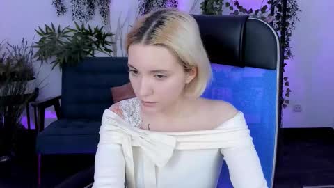 aurorawrenfield online show from 12/05/25, 05:49