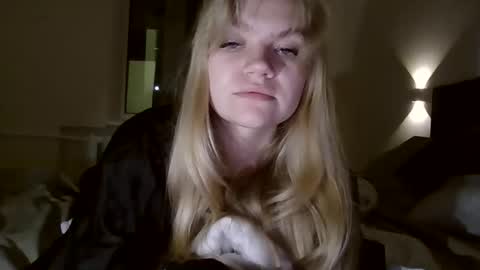 Snapshot of auroraxroses chatting on 10/25/25, 04:57 AuroraXRoses online show from 10/25/25, 04:57