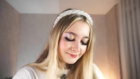 Snapshot of aurorepeer chatting on 12/14/25, 05:13 Zoe online show from 12/14/25, 05:13