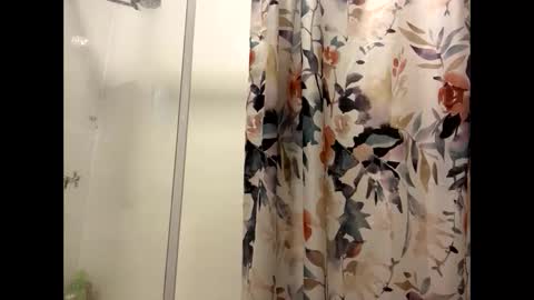 Snapshot of aussielovingxxx chatting on 12/19/25, 12:01 Milf4u online show from 12/19/25, 12:01