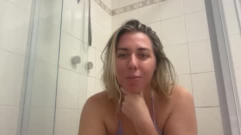 Snapshot of aussielulu chatting on 12/17/25, 01:55 aussielulu online show from 12/17/25, 01:55