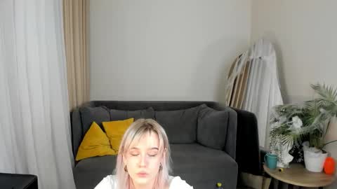 avabloom_ online show from 11/02/25, 09:39