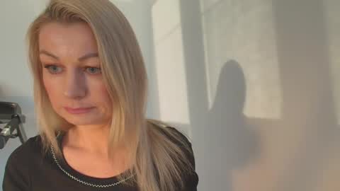 Snapshot of avaluxe_ chatting on 01/11/26, 02:33 Eira online show from 01/11/26, 02:33