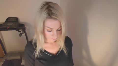 Snapshot of avaluxe_ chatting on 01/15/26, 04:11 Eira online show from 01/15/26, 04:11