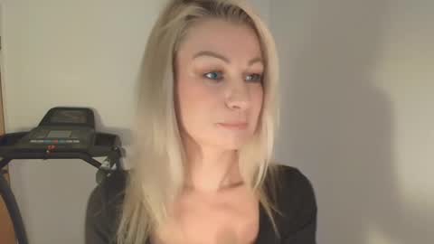 Snapshot of avaluxe_ chatting on 01/18/26, 04:00 Eira online show from 01/18/26, 04:00