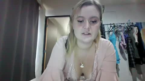 Snapshot of avery_doll21 chatting on 06/28/26, 04:35 Avery Doll online show from 06/28/26, 04:35