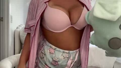 Snapshot of averybabyyx chatting on 03/17/26, 12:15 ur gf online show from 03/17/26, 12:15