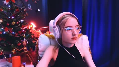 Snapshot of avi_nile chatting on 12/20/24, 02:52 Avriel online show from 12/20/24, 02:52