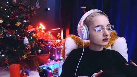 Snapshot of avi_nile chatting on 12/22/24, 02:49 Avriel online show from 12/22/24, 02:49