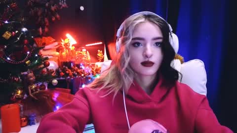 Snapshot of avi_nile chatting on 12/25/24, 02:35 Avriel online show from 12/25/24, 02:35