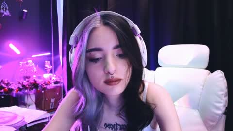 Snapshot of avi_nile chatting on 01/20/25, 02:22 Avriel online show from 01/20/25, 02:22