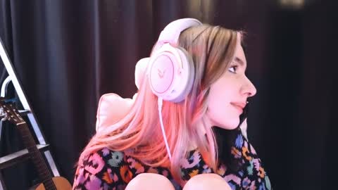 Snapshot of avi_nile chatting on 02/06/25, 05:25 Avriel online show from 02/06/25, 05:25