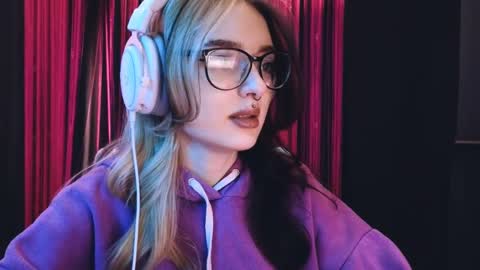 Snapshot of avi_nile chatting on 03/04/25, 03:00 Avriel online show from 03/04/25, 03:00