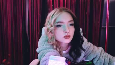 Snapshot of avi_nile chatting on 03/11/25, 02:32 Avriel online show from 03/11/25, 02:32