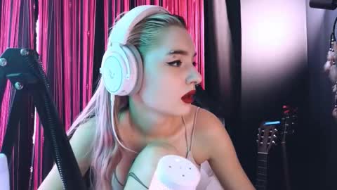 Snapshot of avi_nile chatting on 09/22/25, 04:36 Avriel online show from 09/22/25, 04:36