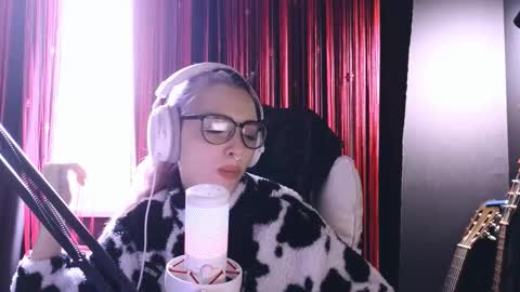 Snapshot of avi_nile chatting on 10/23/25, 07:07 Avriel online show from 10/23/25, 07:07