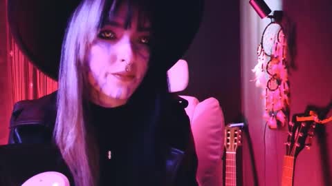 Snapshot of avi_nile chatting on 11/01/25, 04:25 Avriel online show from 11/01/25, 04:25