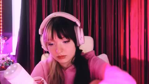 Snapshot of avi_nile chatting on 01/14/26, 03:01 Avriel online show from 01/14/26, 03:01